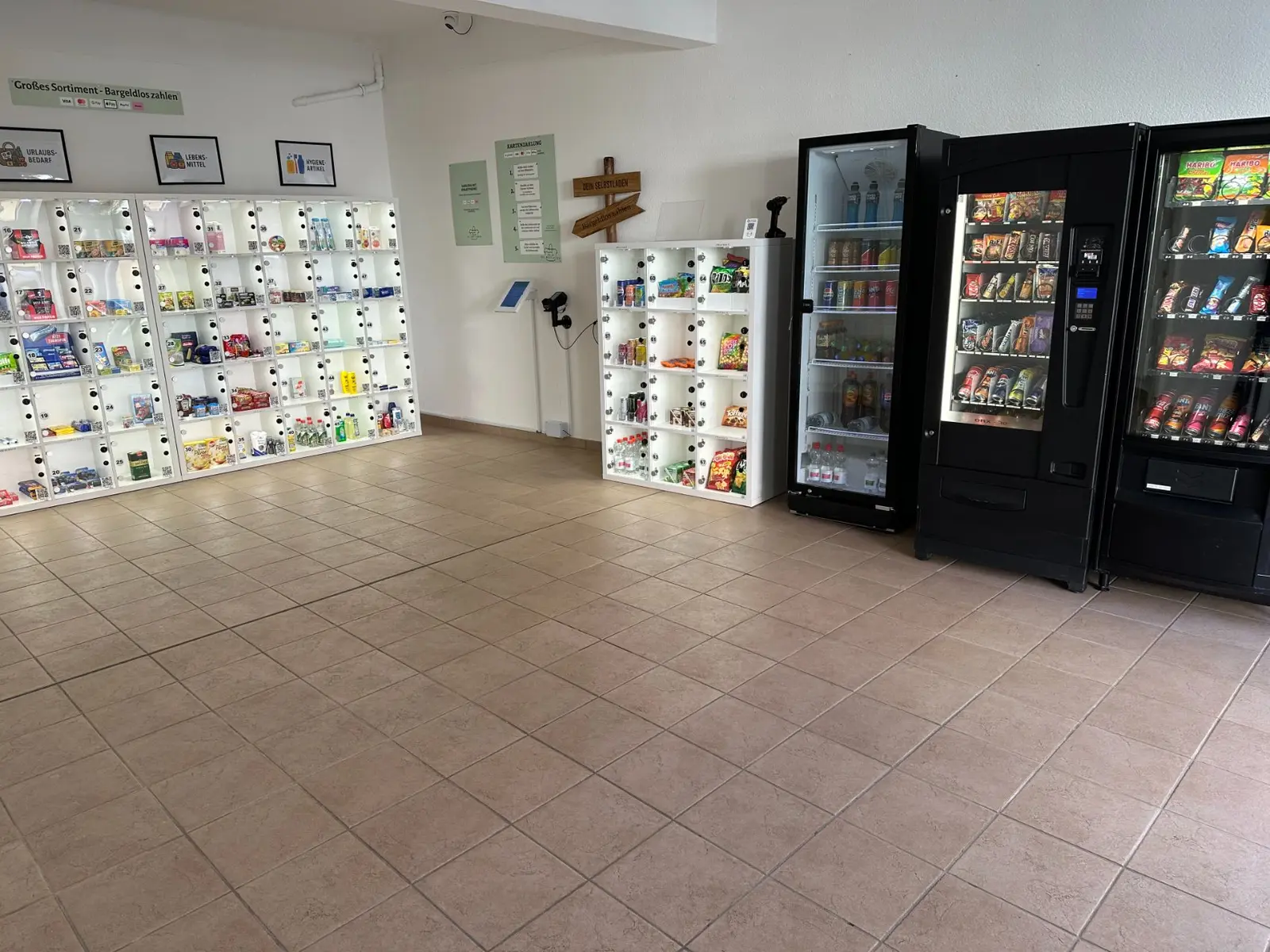 Blick in den SELBSTLADEN – Regale, Kühlschrank und Automaten