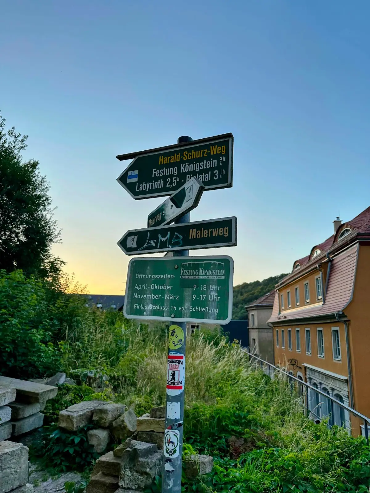 Wanderwegweiser Richtung Festung und Malerweg