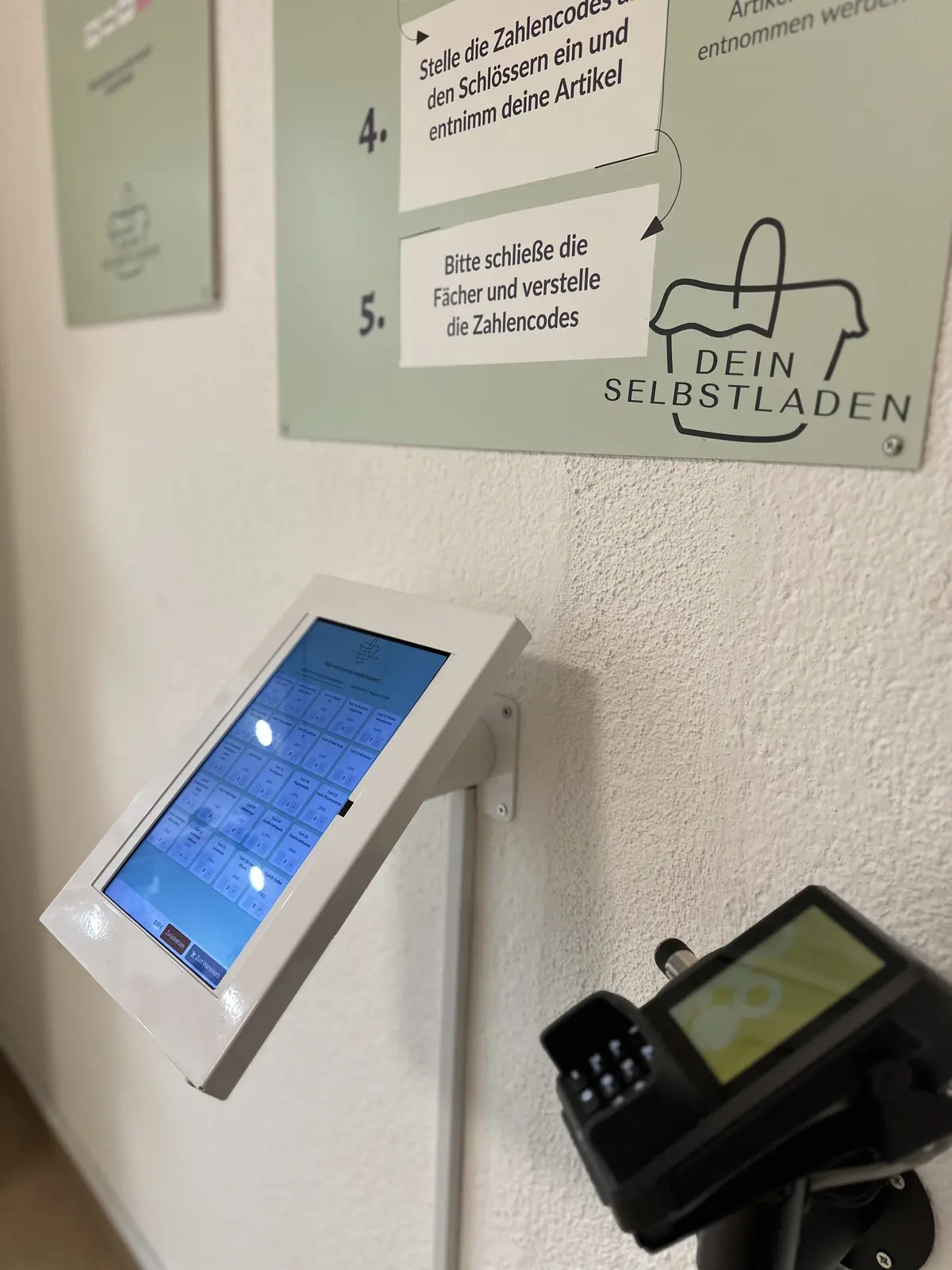 Bestell- und Bezahl-Terminal mit Kartenleser im Laden